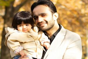 Parenting Tips : दो बच्चों का सिंगल पेरैंट हूं, बेटी पहली क्लास में गई है