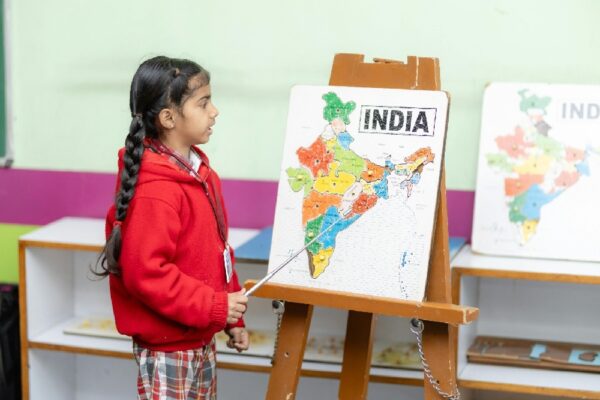 School Fees : फीस में मनमानी