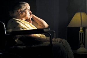 Senior Citizen : मुसीबतों से घिरे अकेले बुजुर्ग