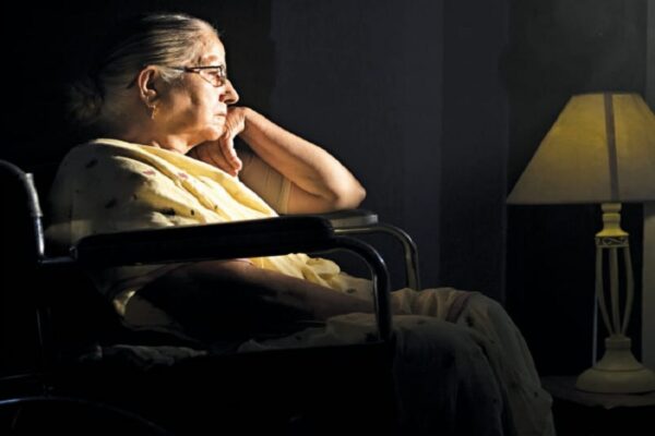 Senior Citizen : मुसीबतों से घिरे अकेले बुजुर्ग