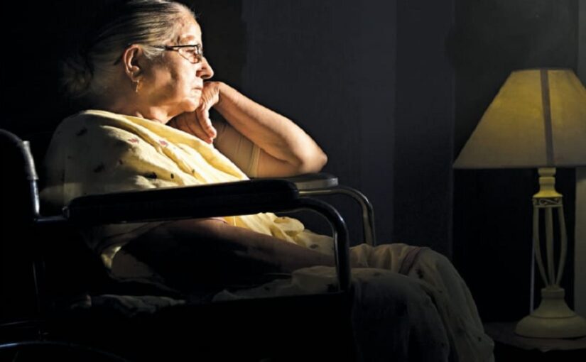 Senior Citizen : मुसीबतों से घिरे अकेले बुजुर्ग