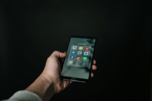 Social Media का सतही ज्ञान, माहौल को बनाता है खतरनाक