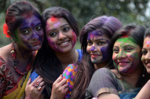 Holi Special: यूथ फैस्टिवल्स को बनाएं अपनी जान
