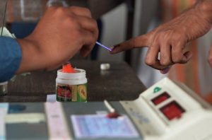 फिर सवालों के घेरे में ईवीएम मशीन, भाजपा पक्ष में खड़ी