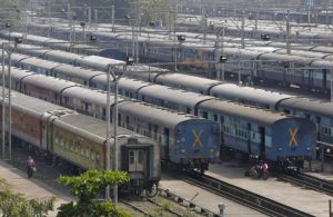 रेल यूनियनों की अनिश्चितकालीन हड़ताल की चेतावनी