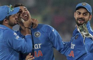 जब युवराज ने विराट के आगे मैदान में जोड़े हाथ