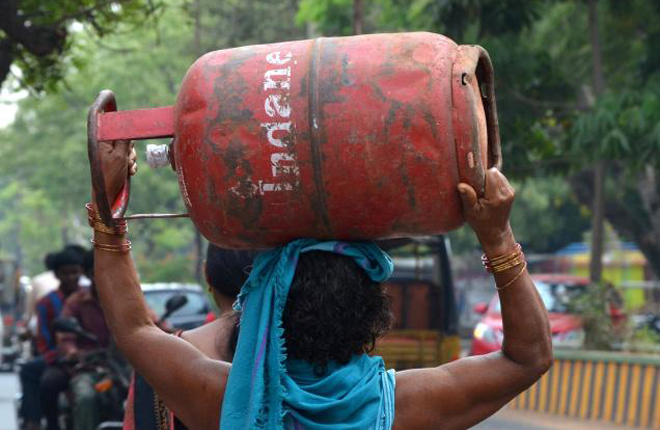 LPG सब्सिडी के लिए जरूरी हुआ आधार कार्ड