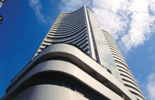 कमजोर अर्थव्यवस्था में भी बाजार आसमान पर