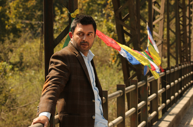डिअर डैडः भावना रहित बचकानी फिल्म