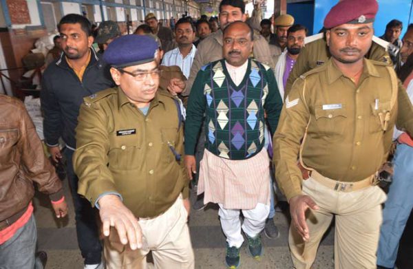 छुक छुक चलती रेलगाड़ियों में छेड़खानी