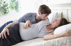 जब बीवी पेट से हो, तो उस दौरान हम किस महीने तक संबंध बना सकते हैं?