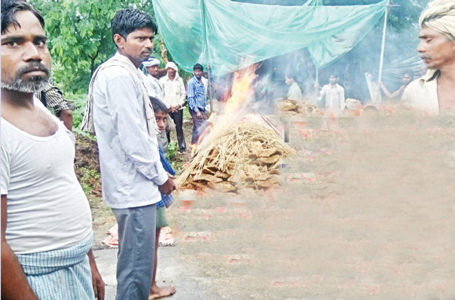 जिंदगी के बाद भी दलितों पर होता जुल्म